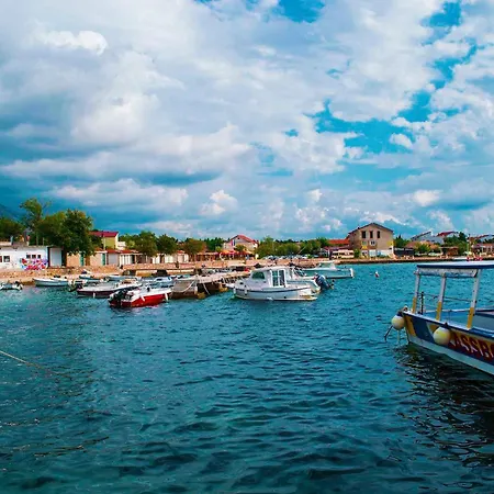 In Starigrad-paklenica 50110 Appartamento